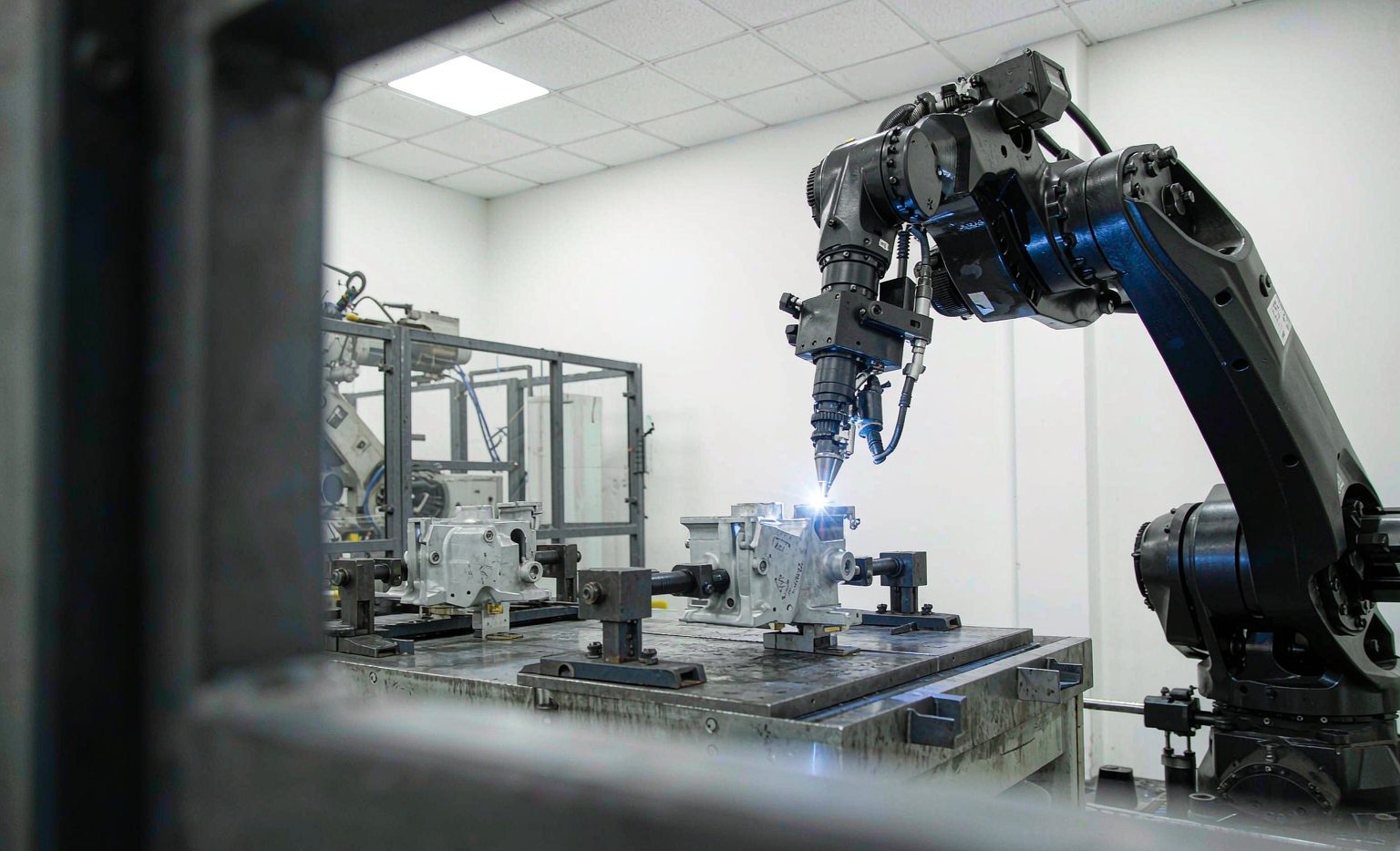 Robotic welding cell producing parts on a line