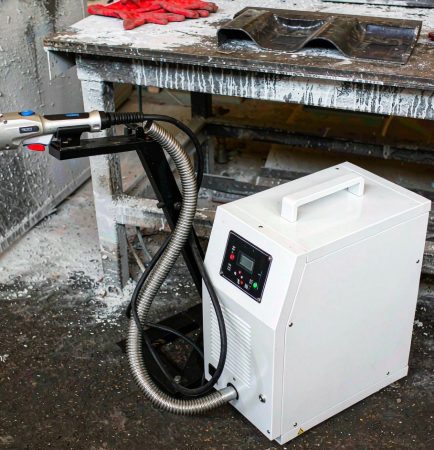 Pistola de soldadura por láser de fibra portátil con unidad de enfriamiento por enfriador de agua en un taller