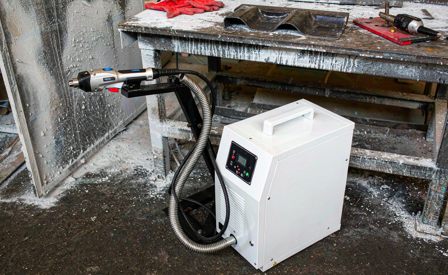 Pistola de soldadura por láser de fibra portátil con unidad de enfriamiento por enfriador de agua en un taller