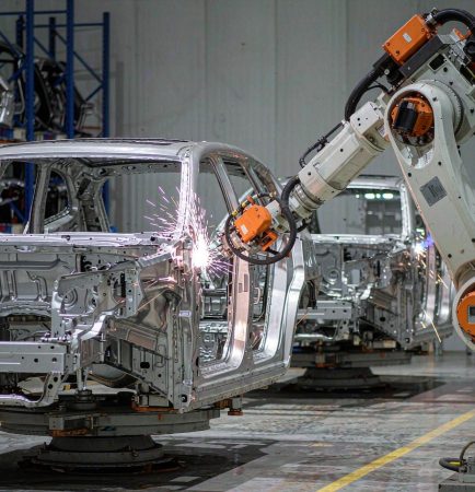 Brazo de soldadura robótica por láser soldando un bastidor de carrocería en una línea de producción automotriz