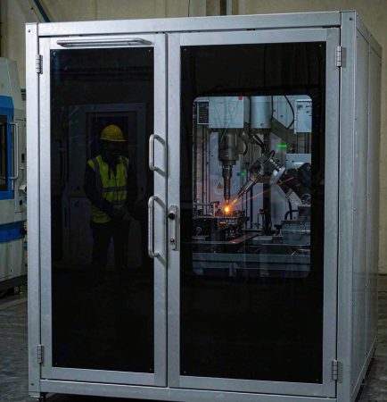 Celda de soldadura láser de Clase 4 cerrada con puerta de acceso con enclavamiento y ventana de observación