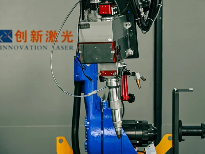 Robotic arm and welding head
